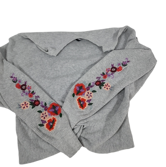 EXPRESS Coldshoulder Embroidered Knit Swester Size XS Relaxed Fit. - Picture 3 of 8